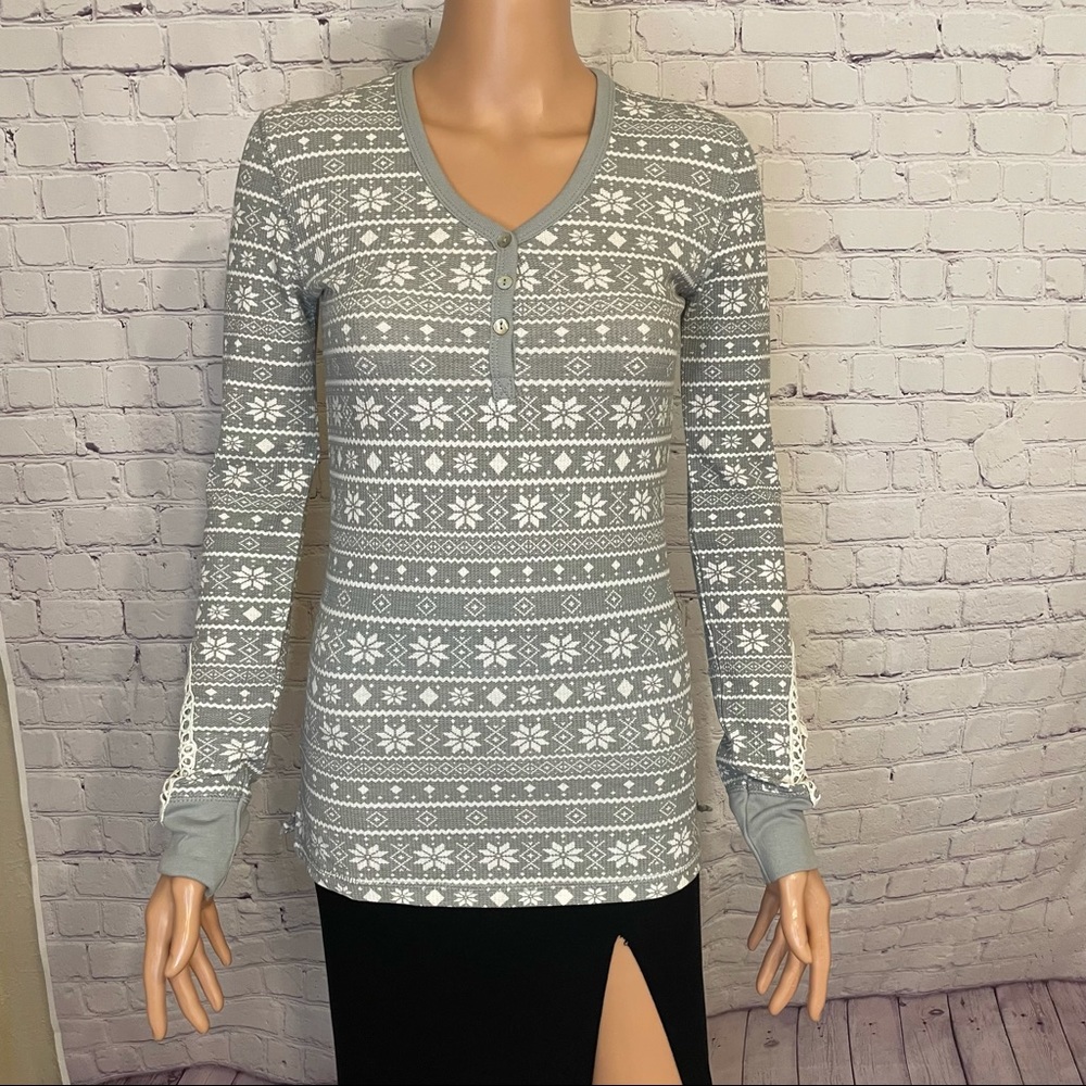 Altar’d State Long sleeve very soft sweater christmas size small gray